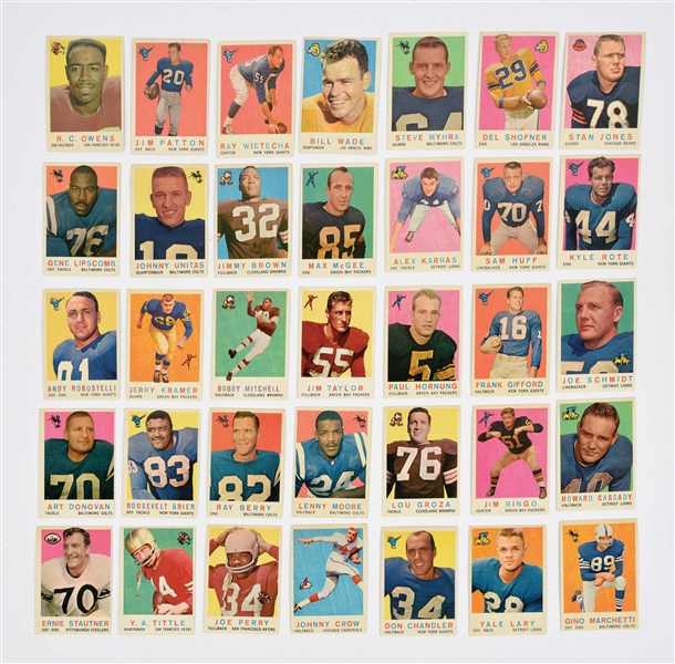 LOT OF 34: 1959 TOPPS FOOTBALL CARDS.