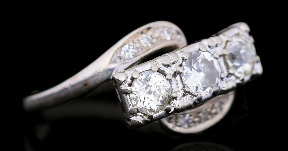 ANTIQUE 14K WHITE GOLD 3-STONE DIAMOND RING.