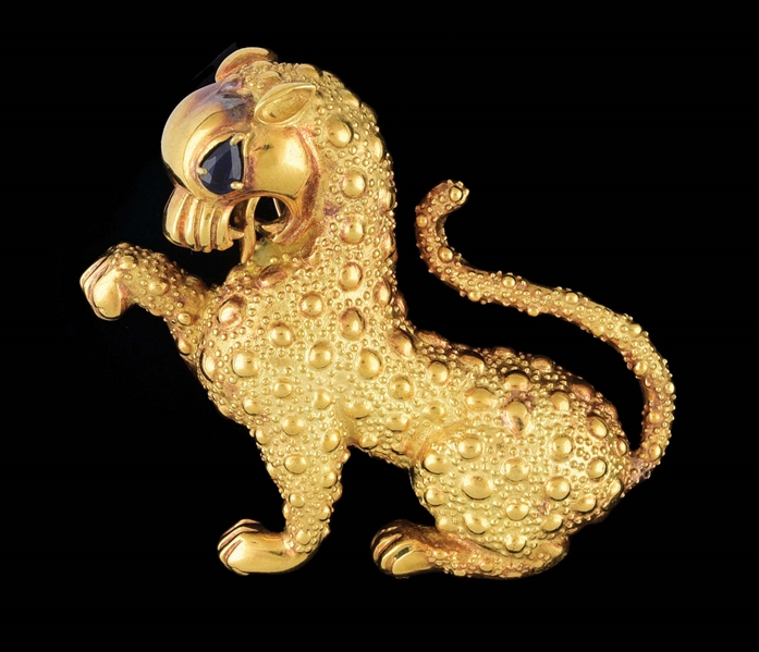 LARGE 18K GOLD LION BROOCH WITH SAPPHIRE EYE.