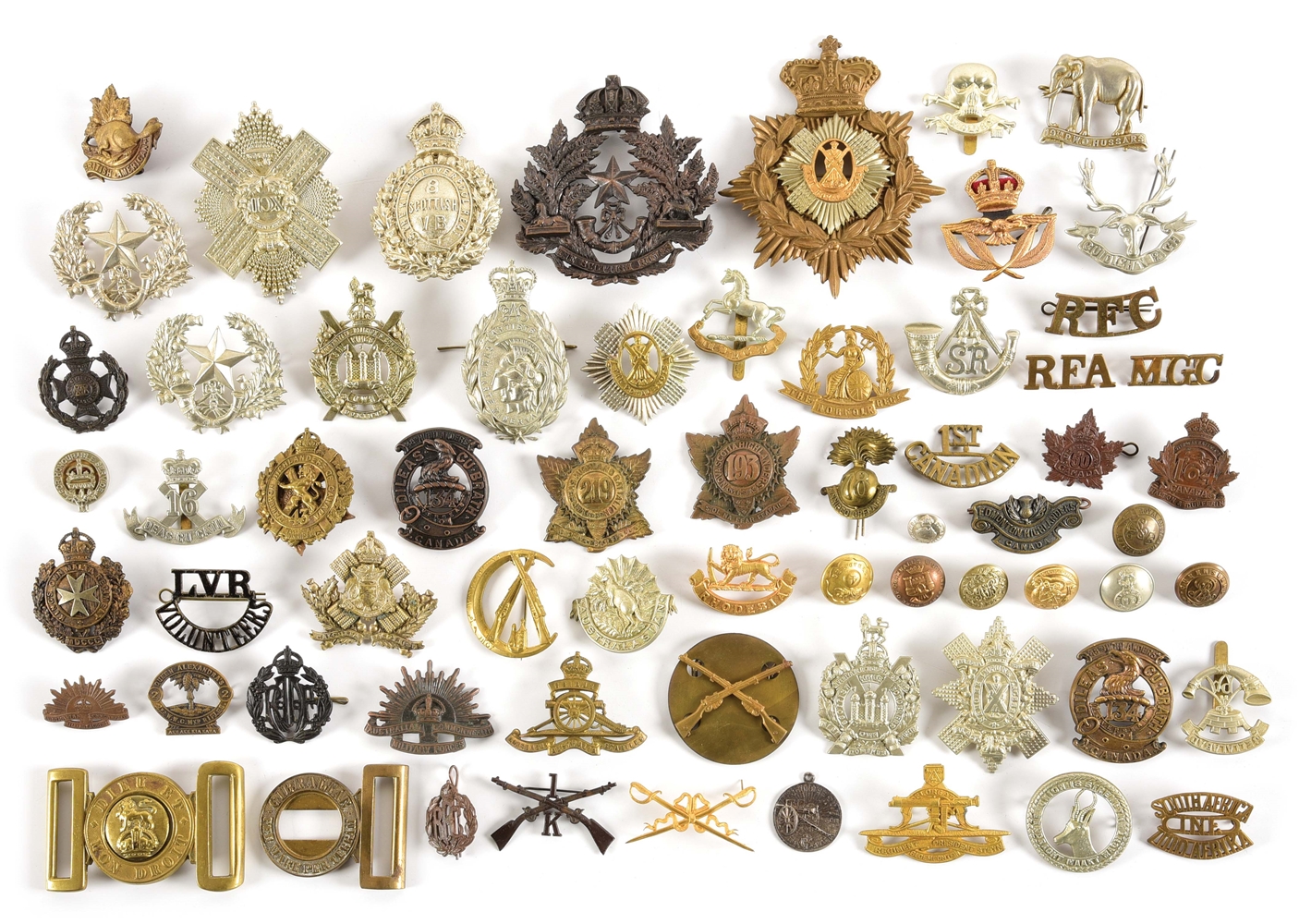 EXTENSIVE LOT OF BRITISH HAT BADGES AND INSIGNIA.