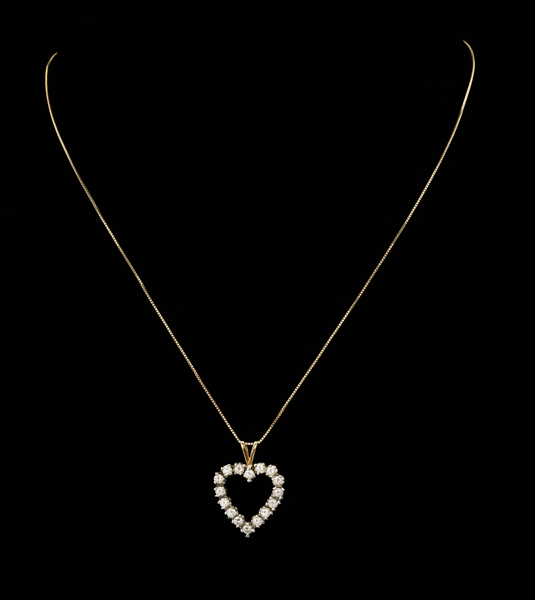 LADIES 14K GOLD 1CT TW DIAMOND HEART NECKLACE.