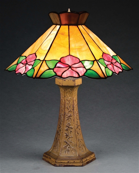 EARLY 20TH CENTURY AMERICAN LEADED GLASS FLORAL TABLE LAMP.