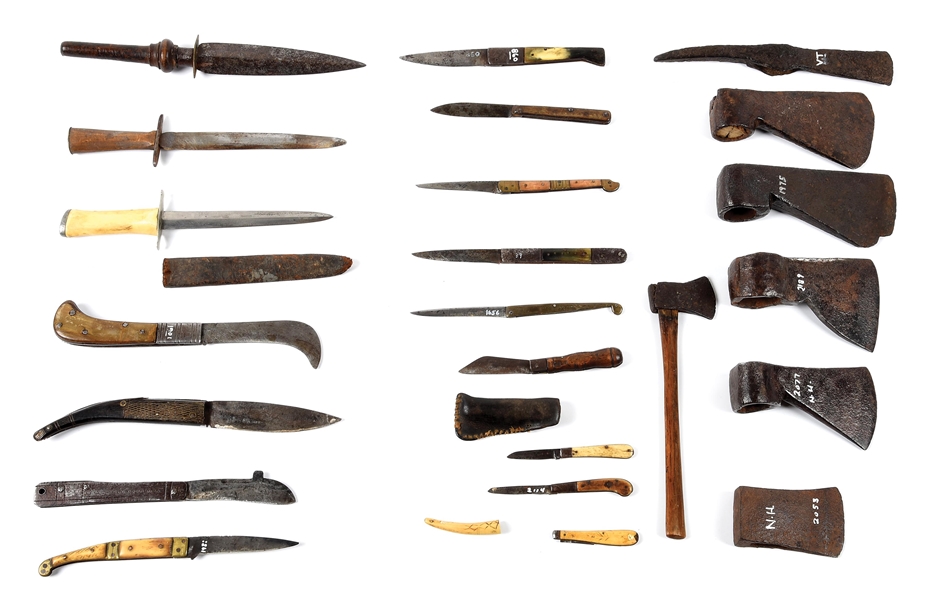 LARGE LOT OF SMALL HAND WEAPONS AND RELICS.