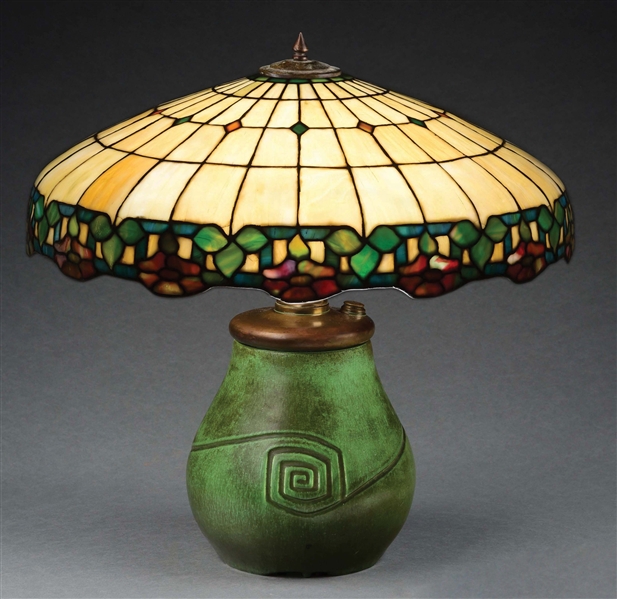 EARLY 20TH C. AMERICAN LEADED GLASS TABLE LAMP ON HAMPSHIRE POTTERY BASE.