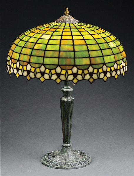 AMERICAN LEADED GLASS TABLE LAMP.