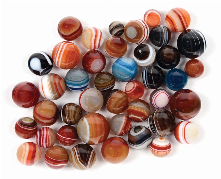 LOT OF APPROXIMATELY 43 AGATE MARBLES.