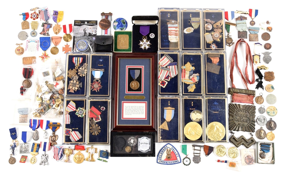 LARGE LOT OF US CIVILIAN AND ORGANIZATIONAL MEDALS.