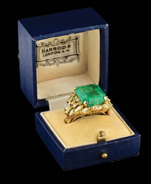 LADIES 14K GOLD 7CT EMERALD AND YELLOW DIAMOND RING.