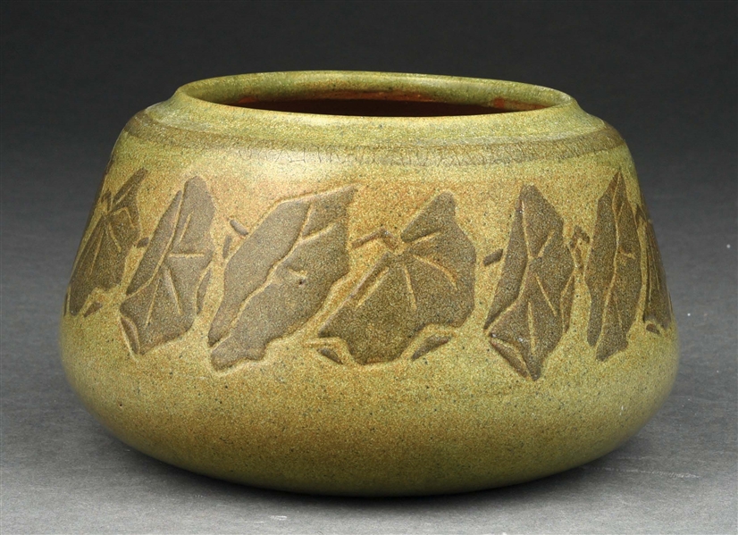 MARBLEHEAD ART POTTERY VASE DESIGNED BY MAUDE MILNER & DECORATED BY SARAH TUTT.