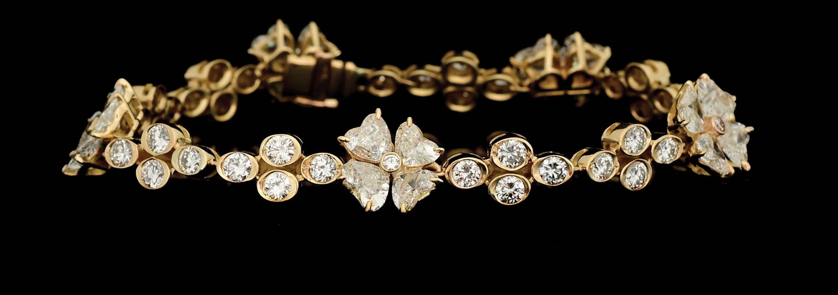 18K GOLD 13CT HEART-SHAPED & ROUND DIAMOND FLOWER BRACELET. 