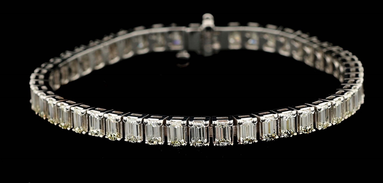 18K WHITE GOLD 11CT EMERALD-CUT DIAMOND BRACELET.