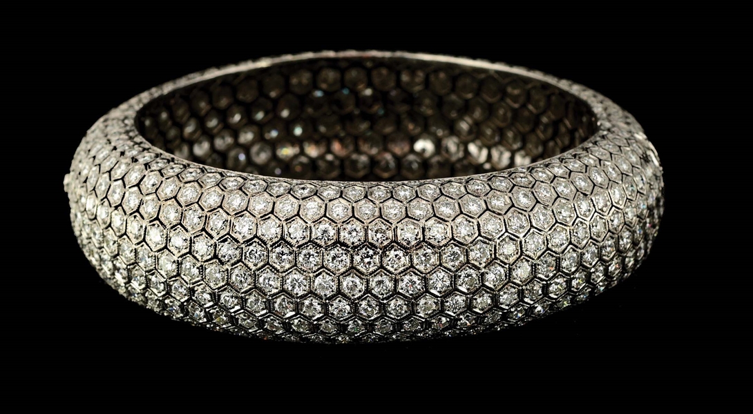 18K WHITE GOLD 26CT DIAMOND BANGLE BRACLET.