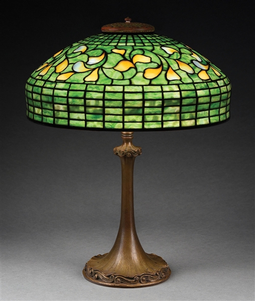 TIFFANY STUDIOS SWIRLING LEMON LEAF LEADED GLASS TABLE LAMP