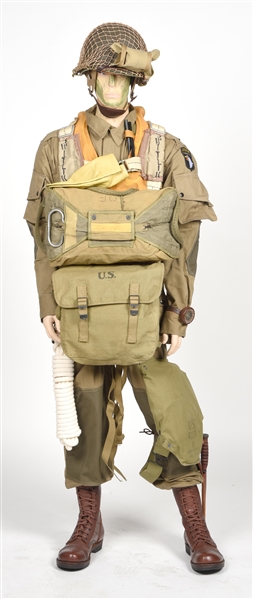 US WWII AIRBORNE UNIFORM AND FIELD GEAR MANNEQUIN DISPLAY.