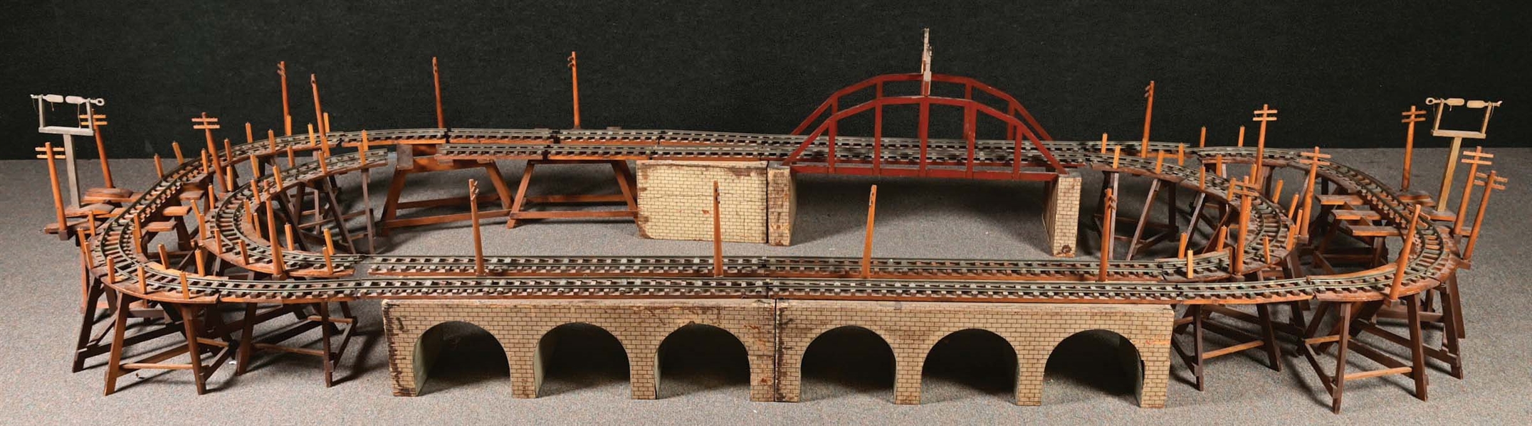 LOT OF 41: VARIOUS TRESTLE TRAIN MARKLIN TRACK SETUP