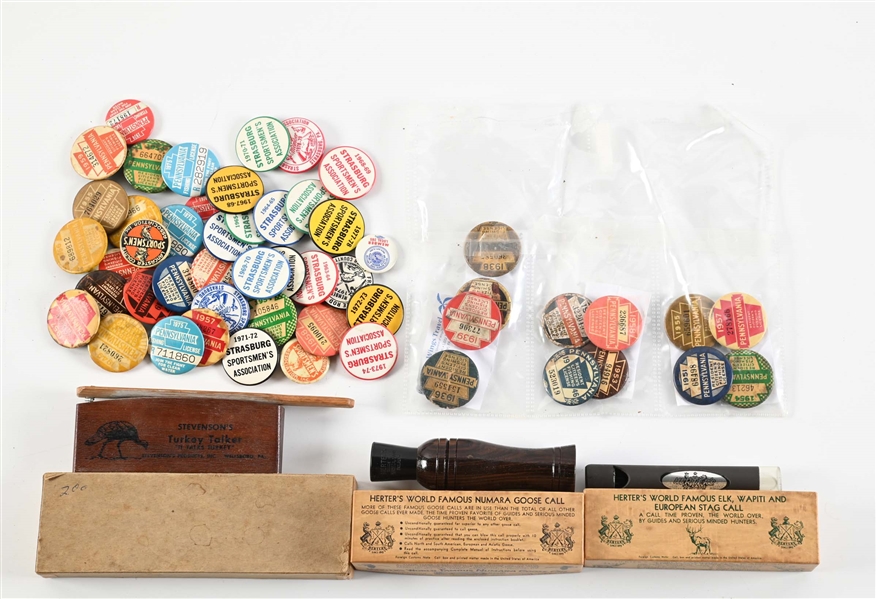 LARGE LOT OF VINTAGE PENNSYLVANIA SPORTSMAN BUTTONS AND GAME CALLS.