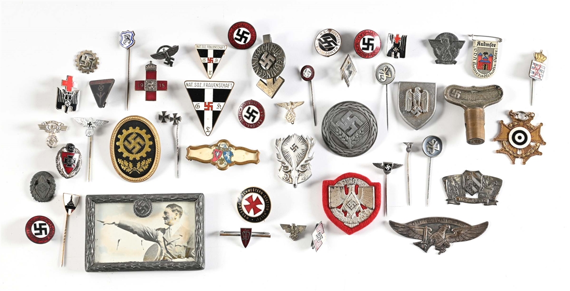 LOT OF MISCELLANEOUS THIRD REICH SMALL BADGES AND PINS.