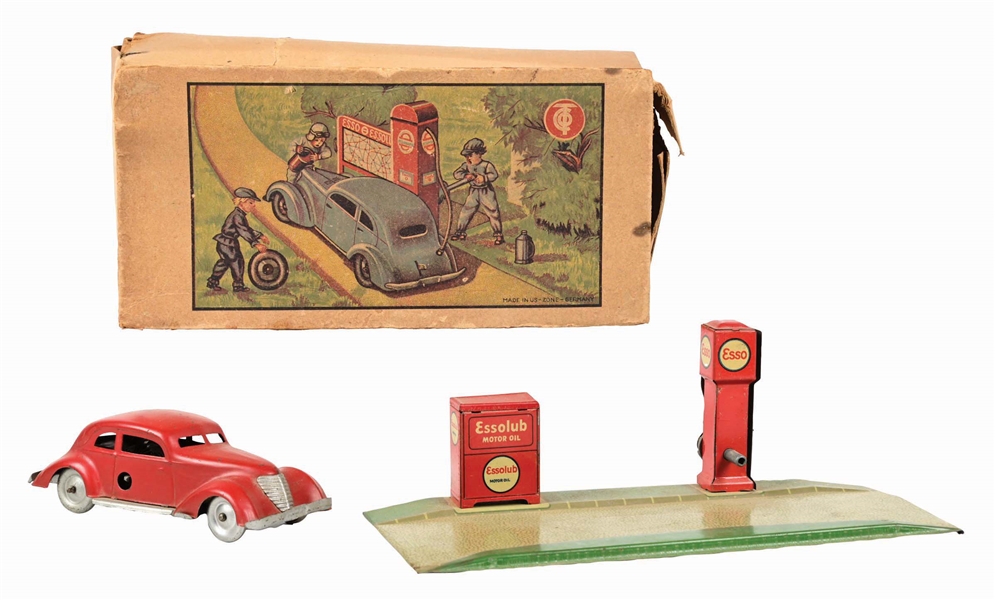 GERMAN TIPPCO TIN LITHO WIND-UP CAR W/ SOESSO PETROL STATION IN ORIGINAL BOX 