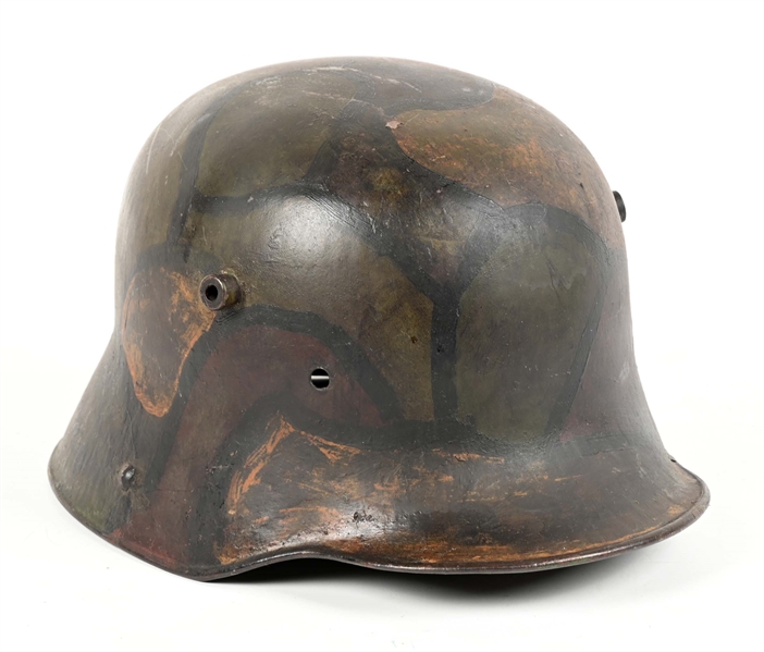 WORLD WAR I IMPERIAL GERMAN CAMOUFLAGED M16 STAHLHELM.