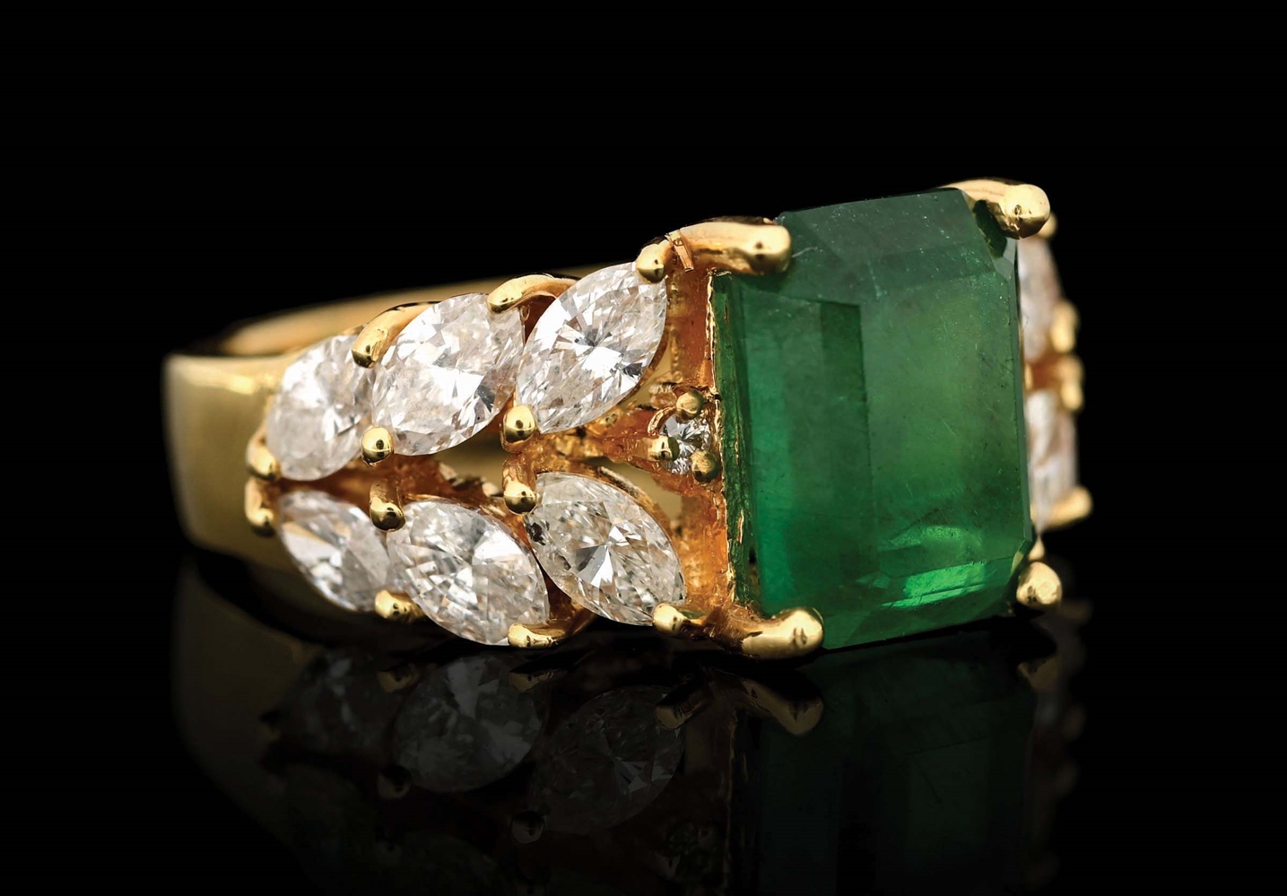 18K GOLD EMERALD AND DIAMOND RING W/ REPORT