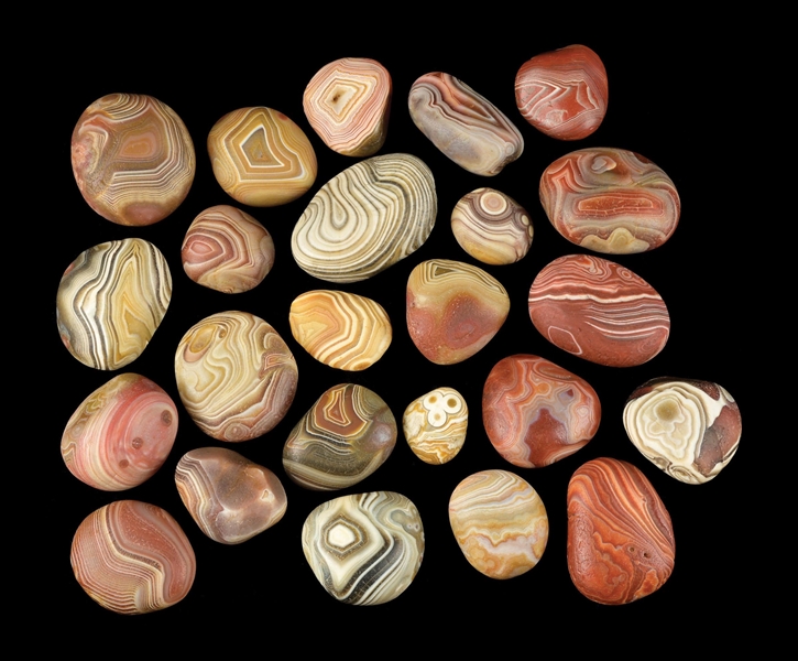 LOT OF 24: EXQUISITE CHINESE AGATE GROUP
