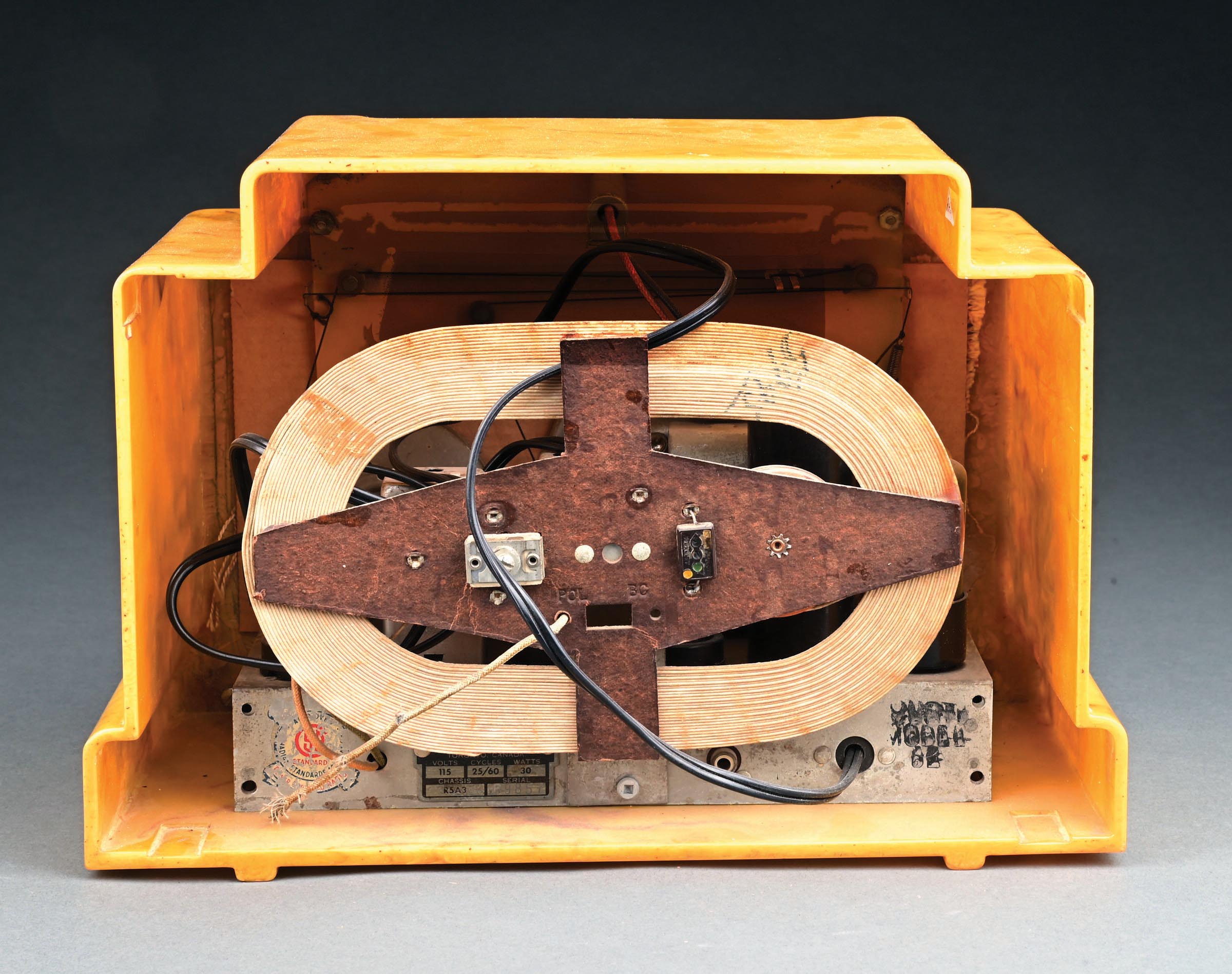 Addison Model Cell Lot Detail - ADDISON MODEL 5 CATALIN RADIO IN YELLOW AND MAROON