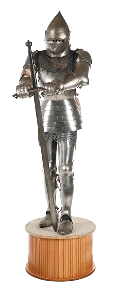 ATTRACTIVE WELL-MADE 20TH CENTURY MOUNTED SUIT OF ARMOR WITH SWORD.