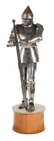 ATTRACTIVE WELL-MADE 20TH CENTURY MOUNTED SUIT OF ARMOR WITH SWORD.