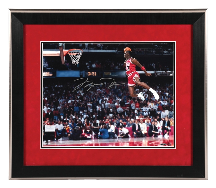 2013 UPPER DECK AUTHENTICATED MICHAEL JORDAN FRAMED SLAM DUNK AUTOGRAPHED PHOTO UDA