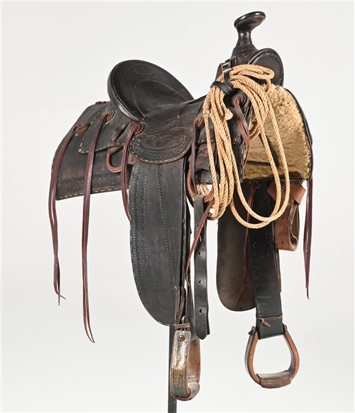 D.E. WALKER VISALIA, CA BROWN TOOLED LEATHER SADDLE, G.A.R. INITIALED 