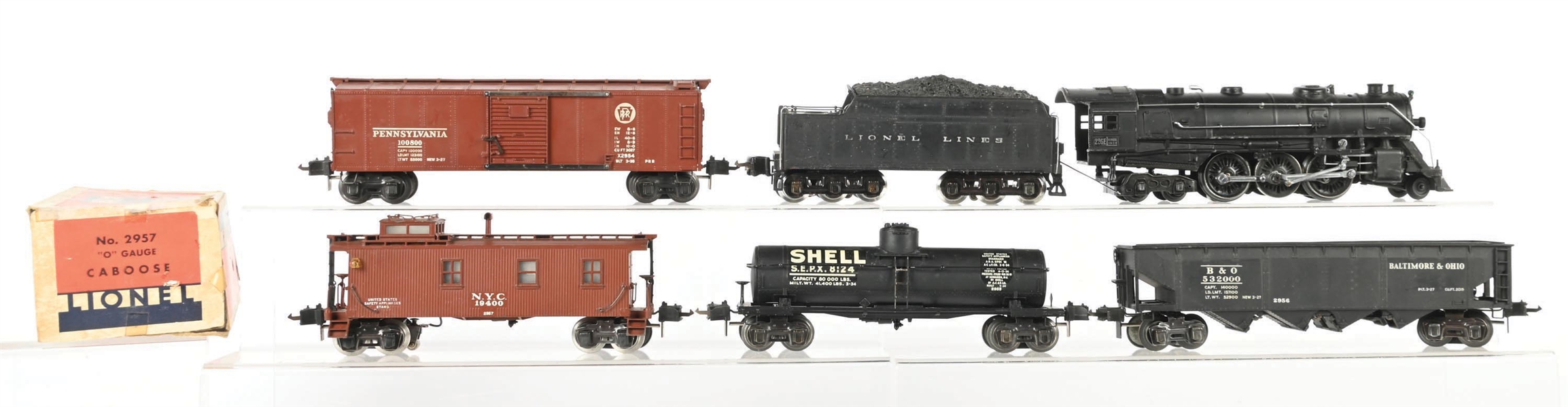 PRE-WAR LIONEL O-GA. NO. 226E STEAM LOCOMOTIVE & TENDER W/ 4 FREIGHT CARS