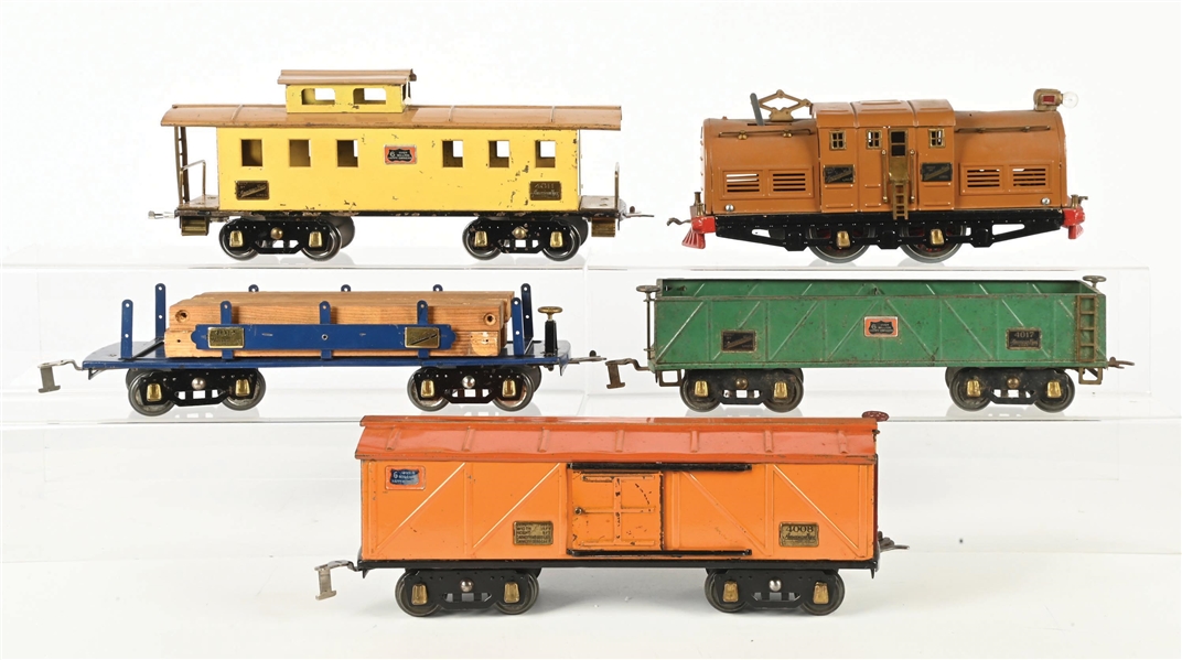 LOT OF 5: AMERICAN FLYER PREWAR STANDARD GAUGE ELECTRIC LOCOMOTIVE AND FOUR ASSORTED FREIGHT CARS