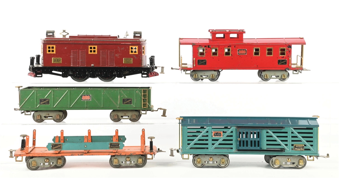 AMERICAN FLYER PREWAR STANDARD GAUGE NO. 4019 ELECTRIC LOCOMOTIVE WITH FOUR ASSORTED STD. GAUGE FREIGHT CARS