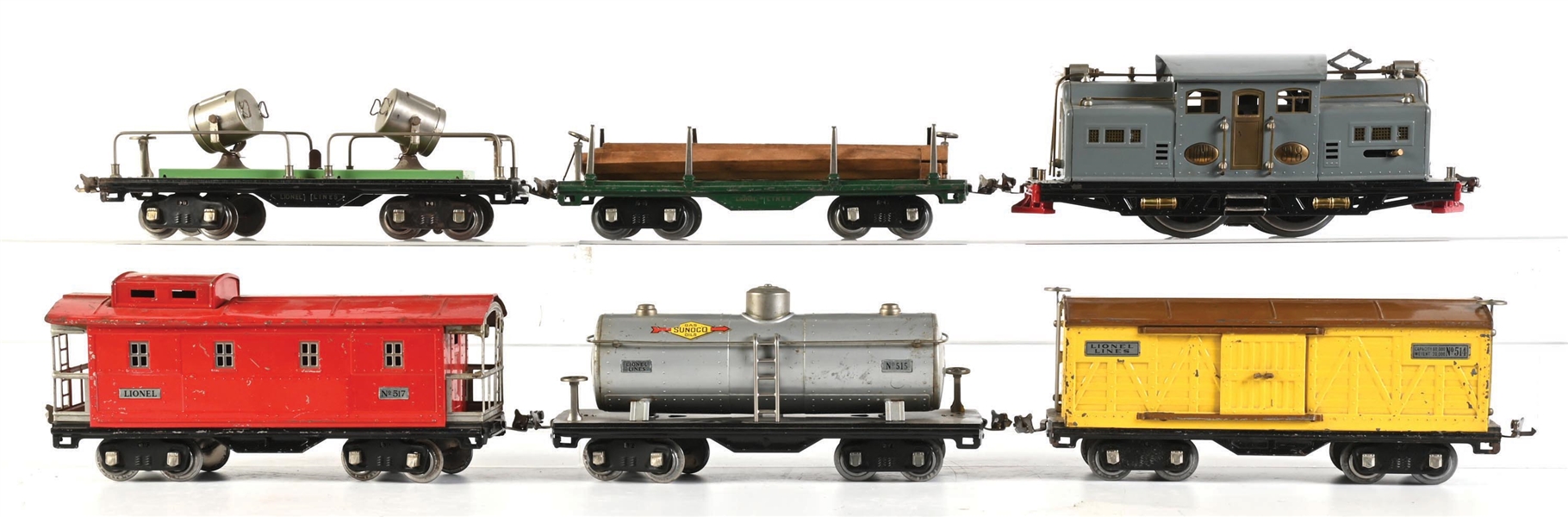 LOT OF 4: LIONEL PREWAR STANDARD GAUGE NO. 318 E ELECTRIC LOCOMOTIVE AND 5 ASSORTED STANDARD GAUGE FREIGHT CARS