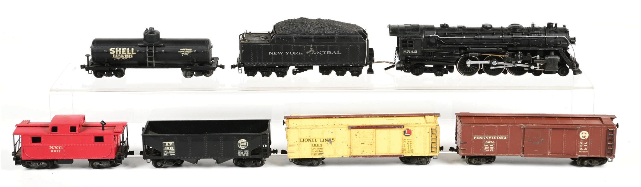 PRE-WAR LIONEL OO-GA. NEW YORK CENTRAL HUDSON STEAM LOCOMOTIVE & TENDER W/ 5 FREIGHT CARS
