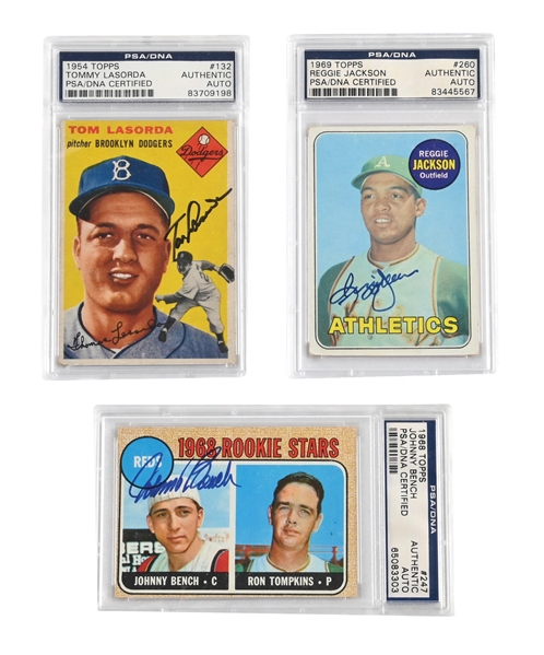 LOT OF 3: SIGNED REGGIE JACKSON, TOMMY LASORDA & JOHNNY BENCH TRADING CARDS 