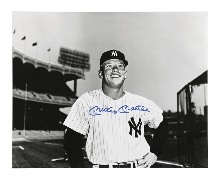 MICKEY MANTLE AUTOGRAPHED 20"X16" NEW YORK YANKEES PHOTOGRAPH.
