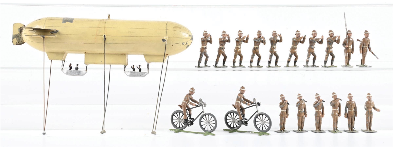 HEYDE DIRIGIBLE W/ GROUND CREW ASSORTMENT